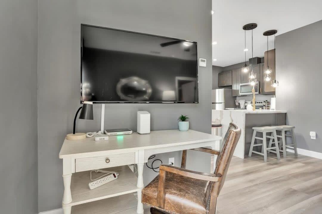 Professionals-restaurants-fastwifi-a C-desk- Pets
