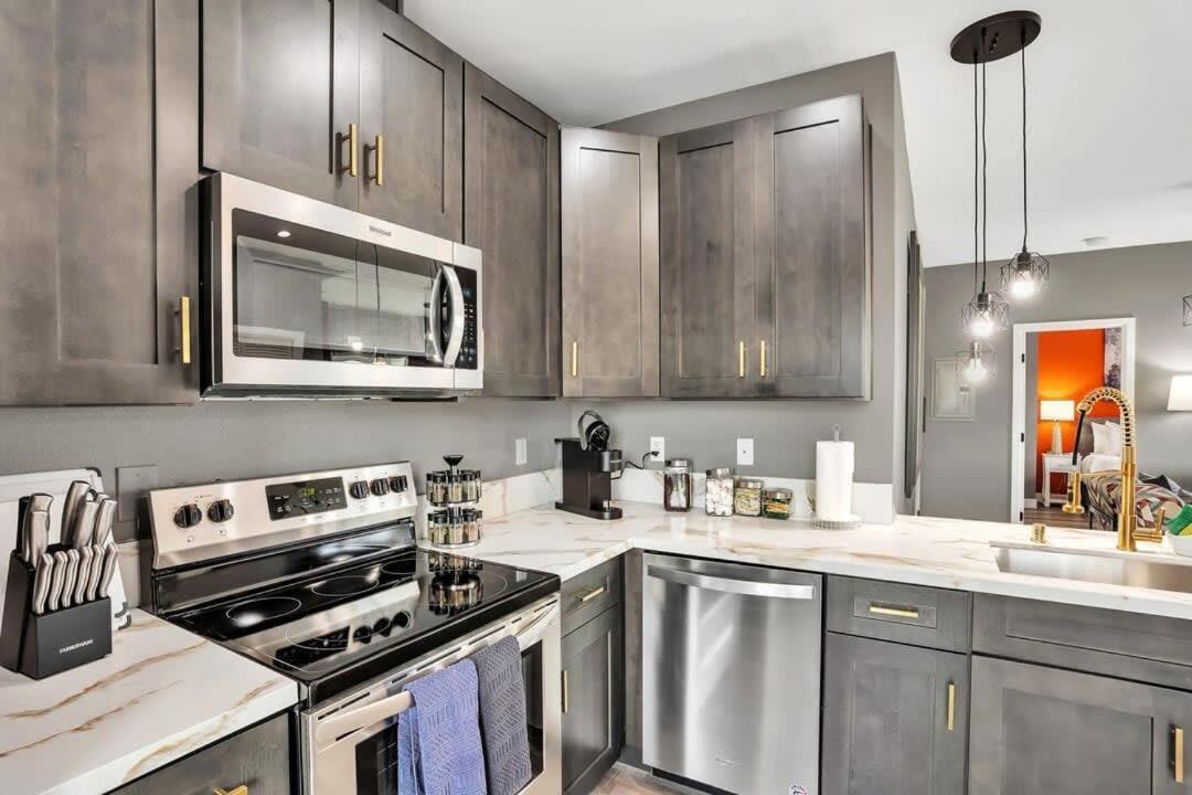 Apartment Professionals-restaurants-fastwifi-a C-desk- Pets *
