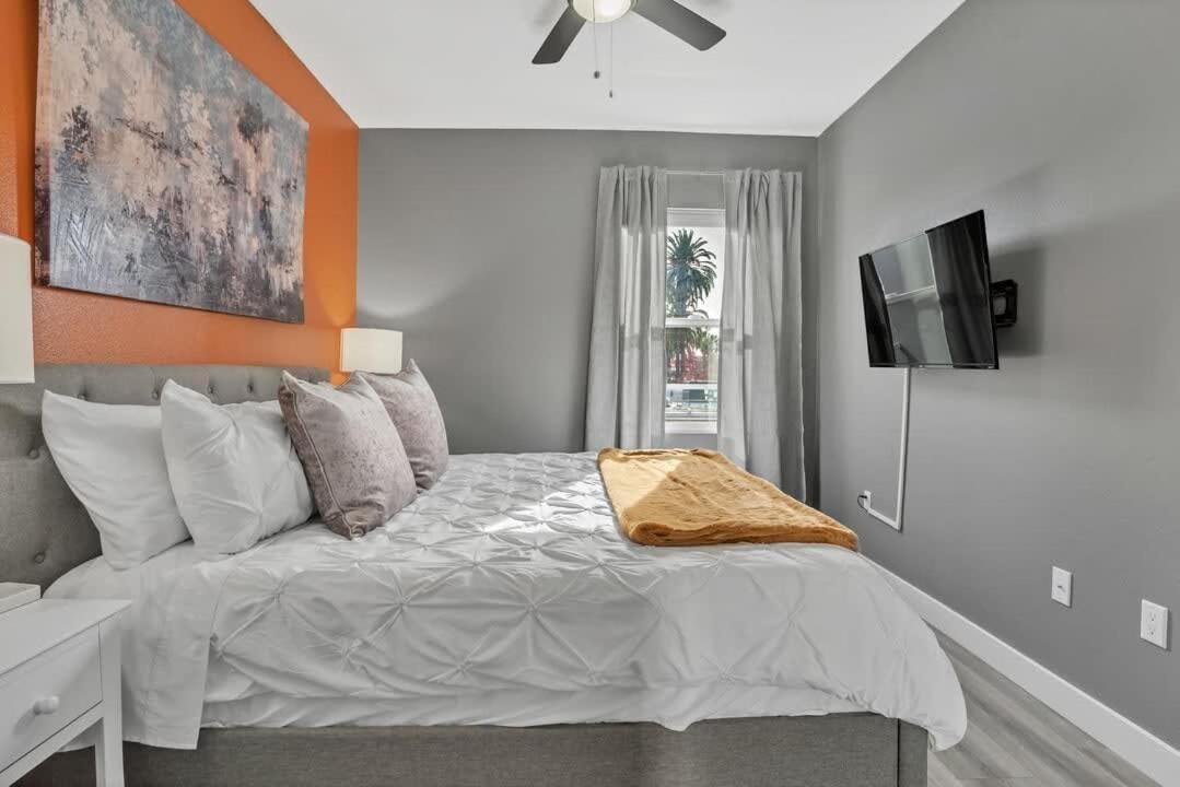 Apartment Professionals-restaurants-fastwifi-a C-desk- Pets San Diego