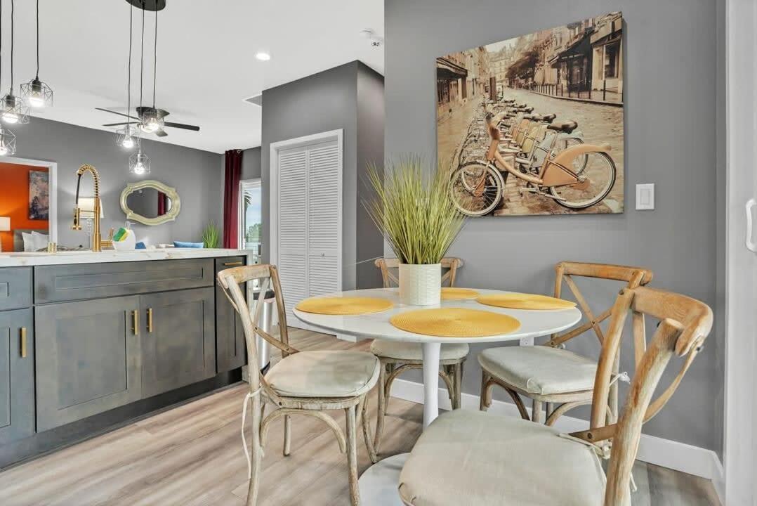 Professionals-restaurants-fastwifi-a C-desk- Pets * San Diego