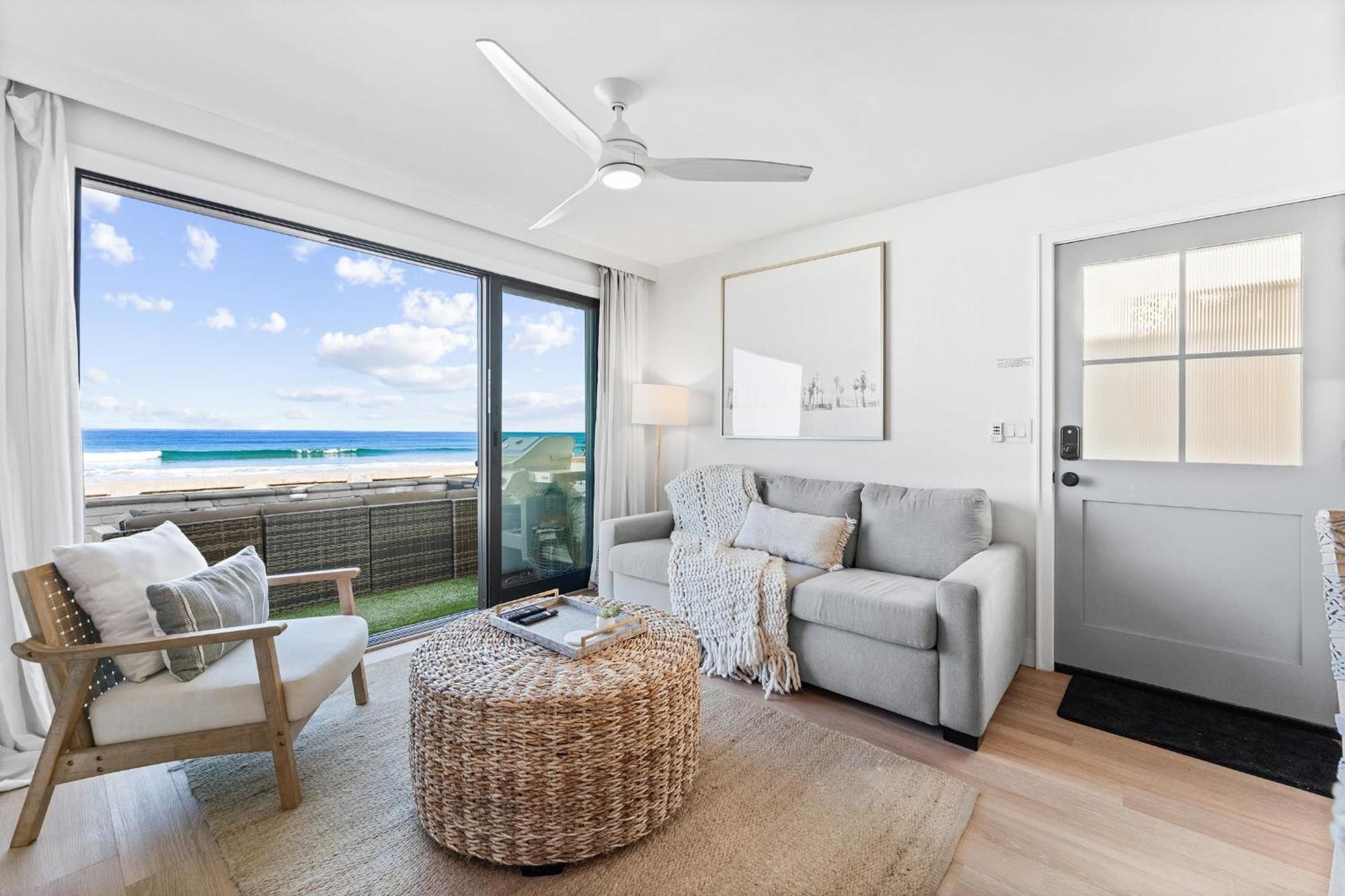 Entire Ground Beachfront Luxury Unit With Patio Holiday home