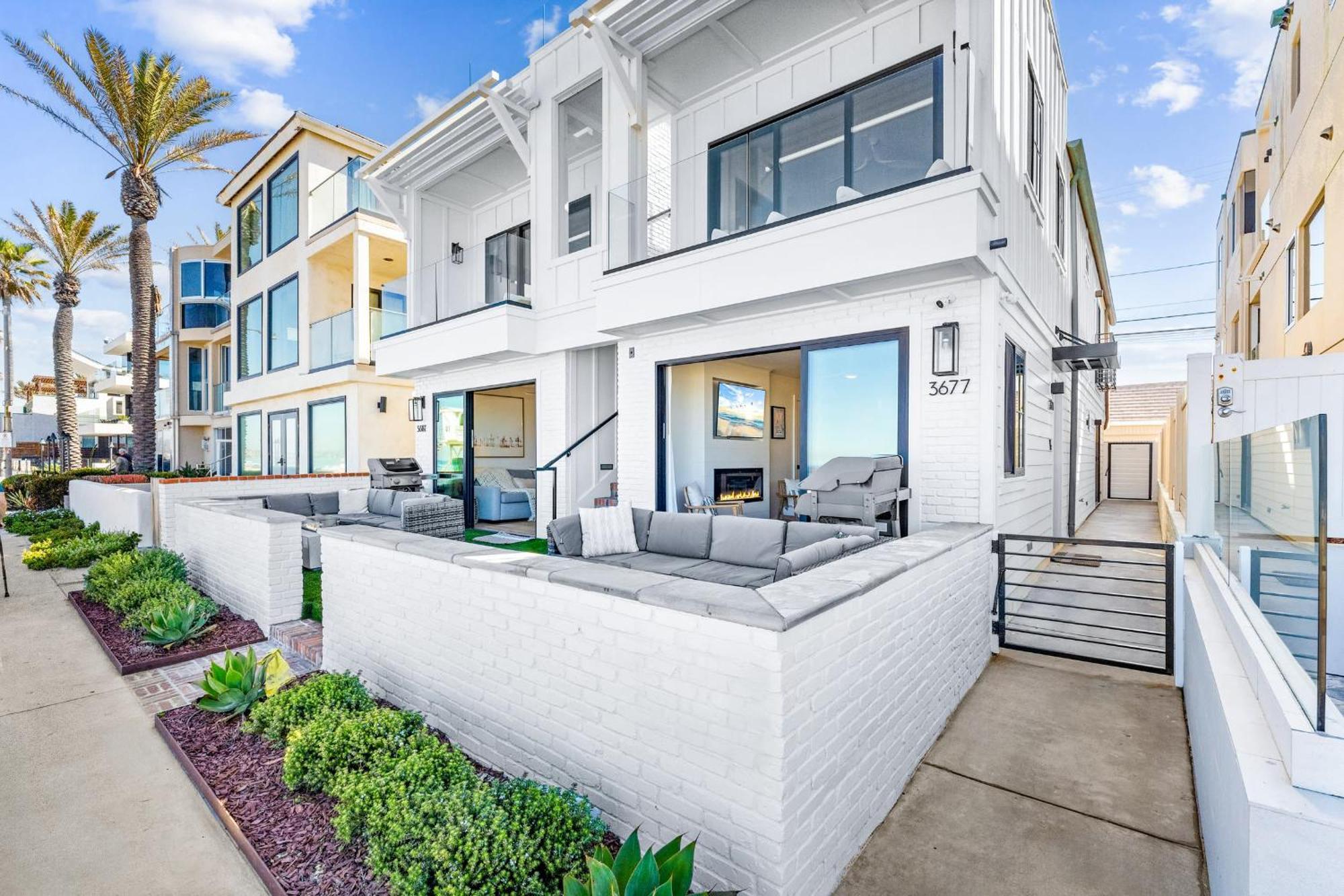 Entire Ground Beachfront Luxury Unit With Patio *