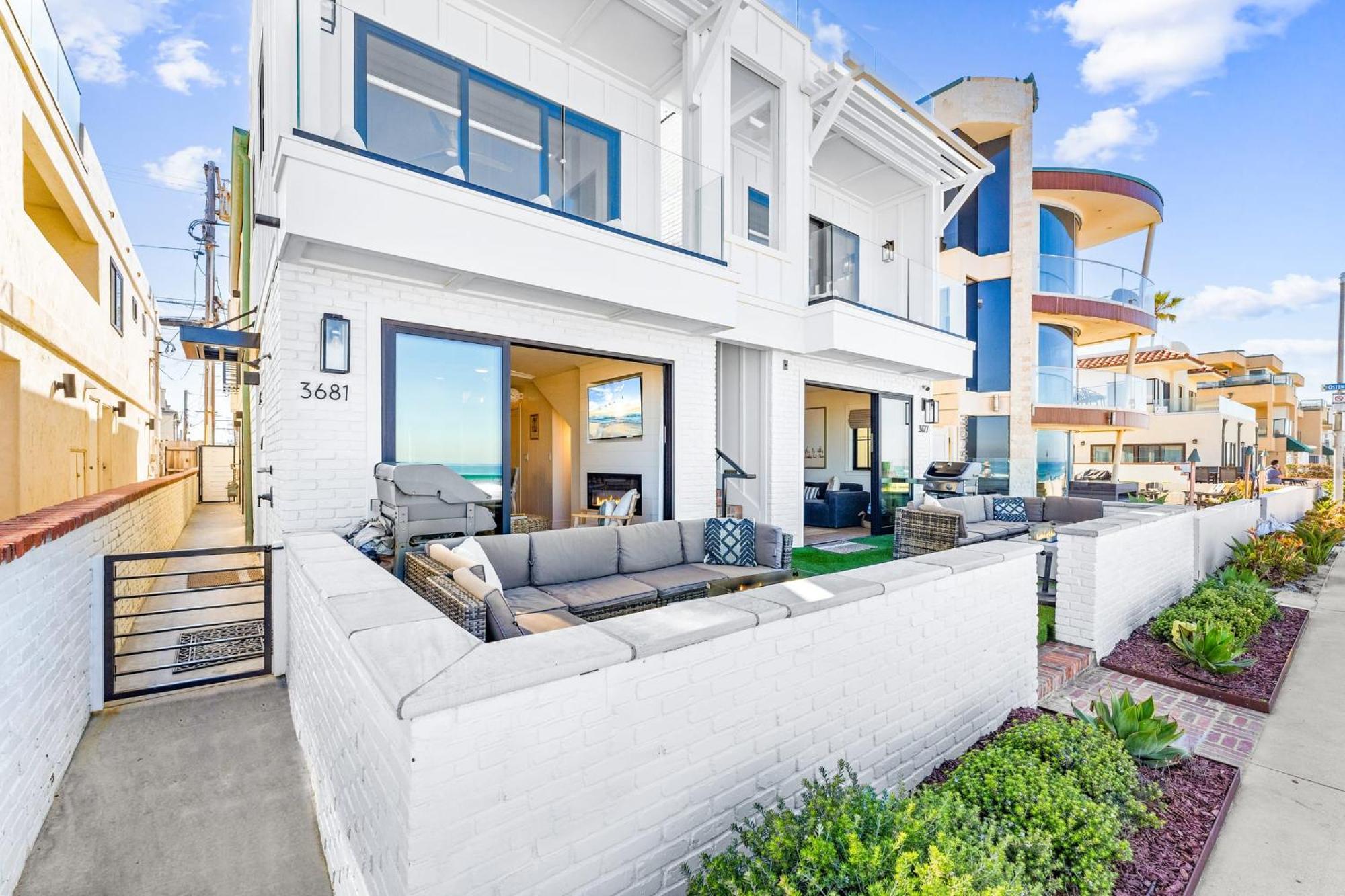 Holiday home Entire Ground Beachfront Luxury Unit With Patio