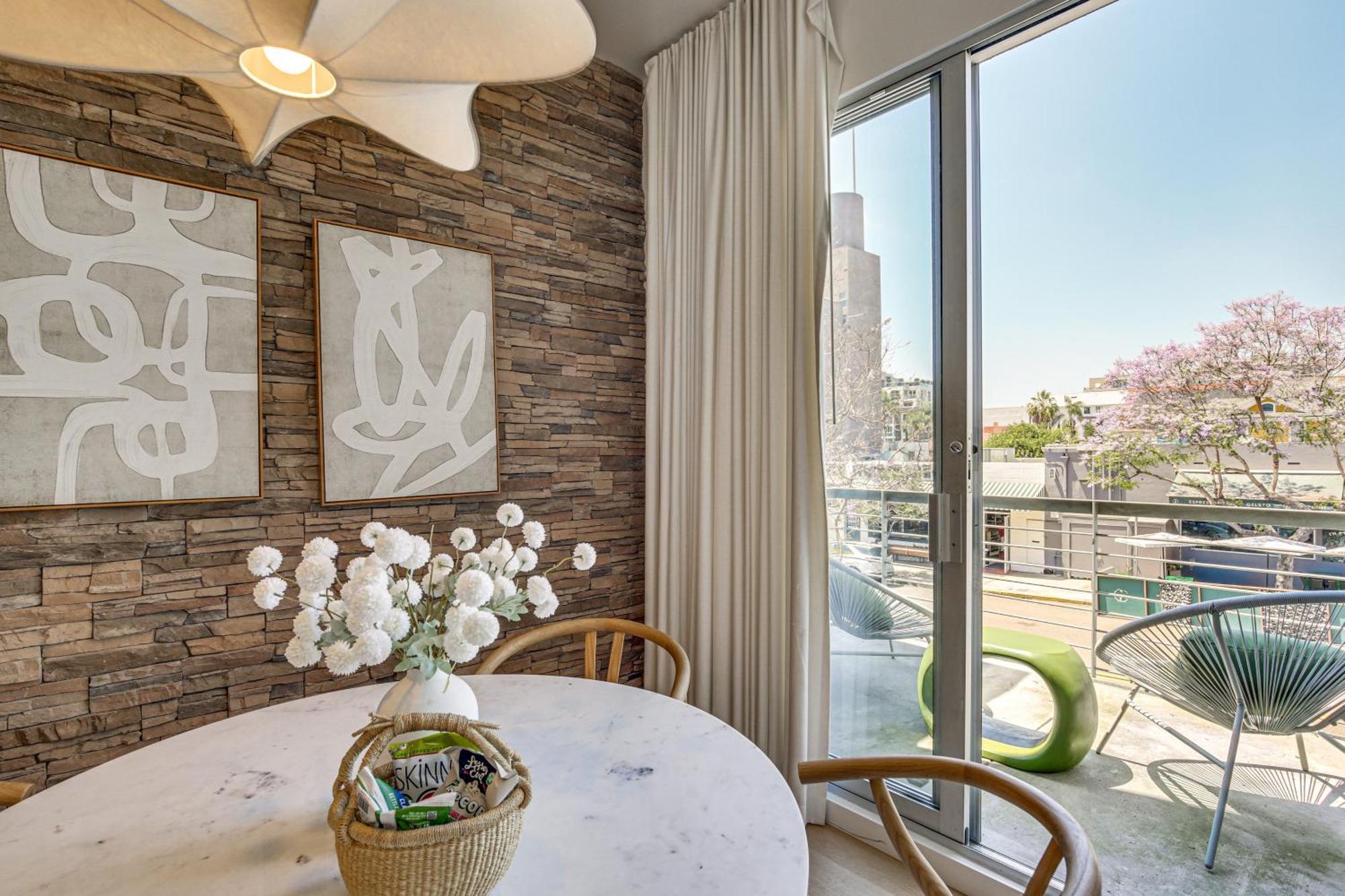 Bright Retreat With Patio In Little Italy! San Diego