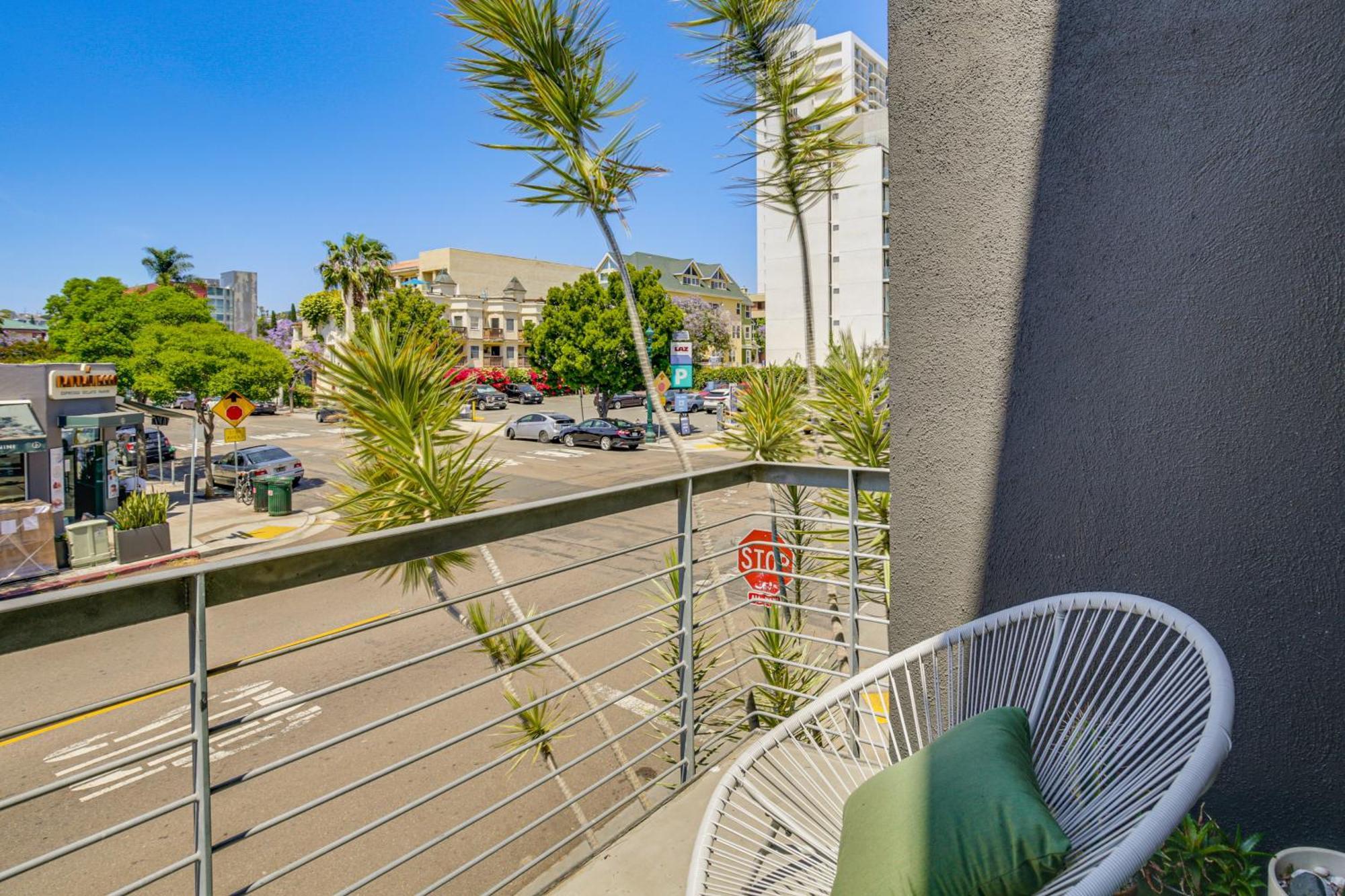 Bright Retreat With Patio In Little Italy!