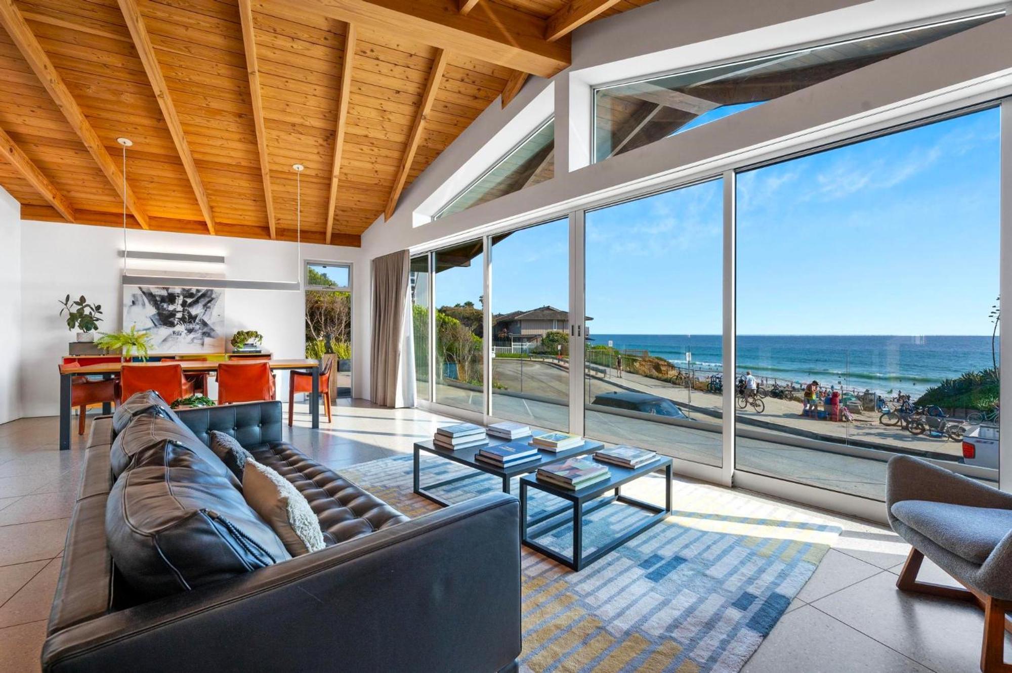B5407 Beachfront Modern Holiday home *