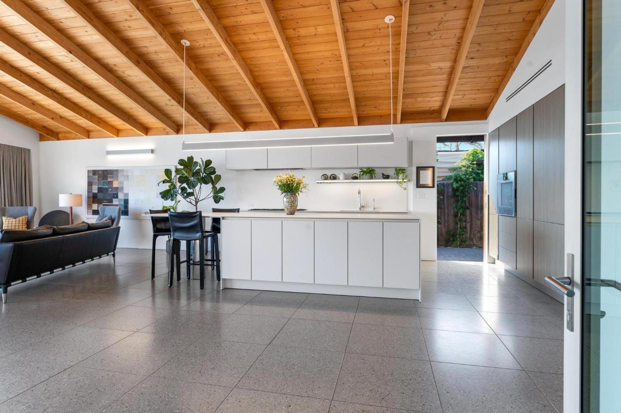 B5407 Beachfront Modern Holiday home *