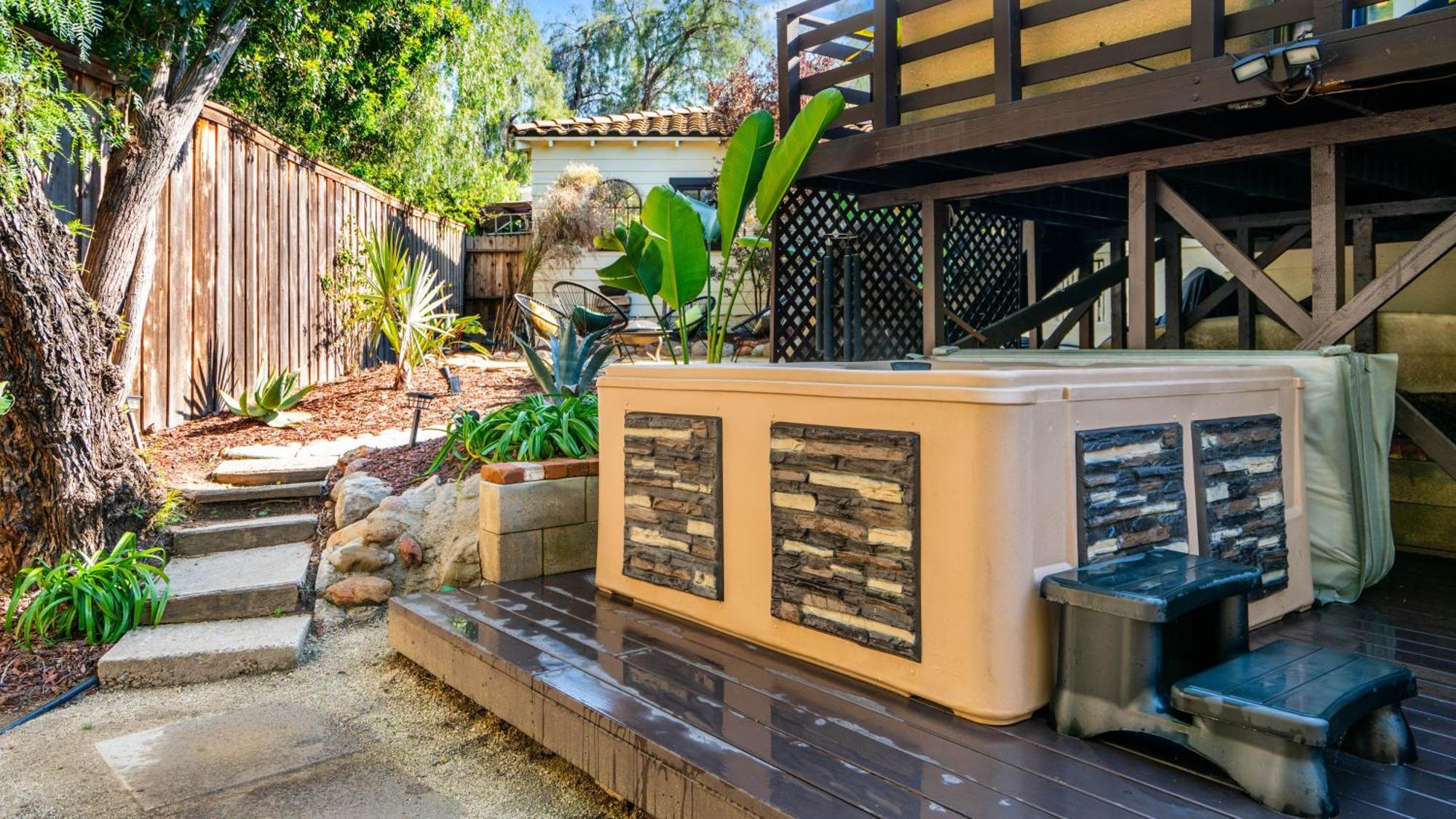 Chic Kensington - Hot Tub & Canyon Views Holiday home