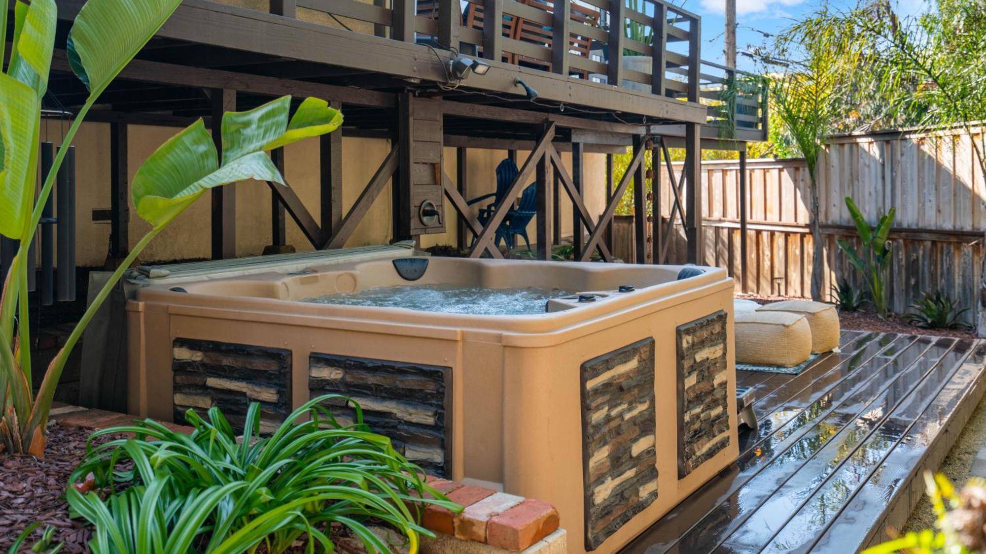 Chic Kensington - Hot Tub & Canyon Views Holiday home *