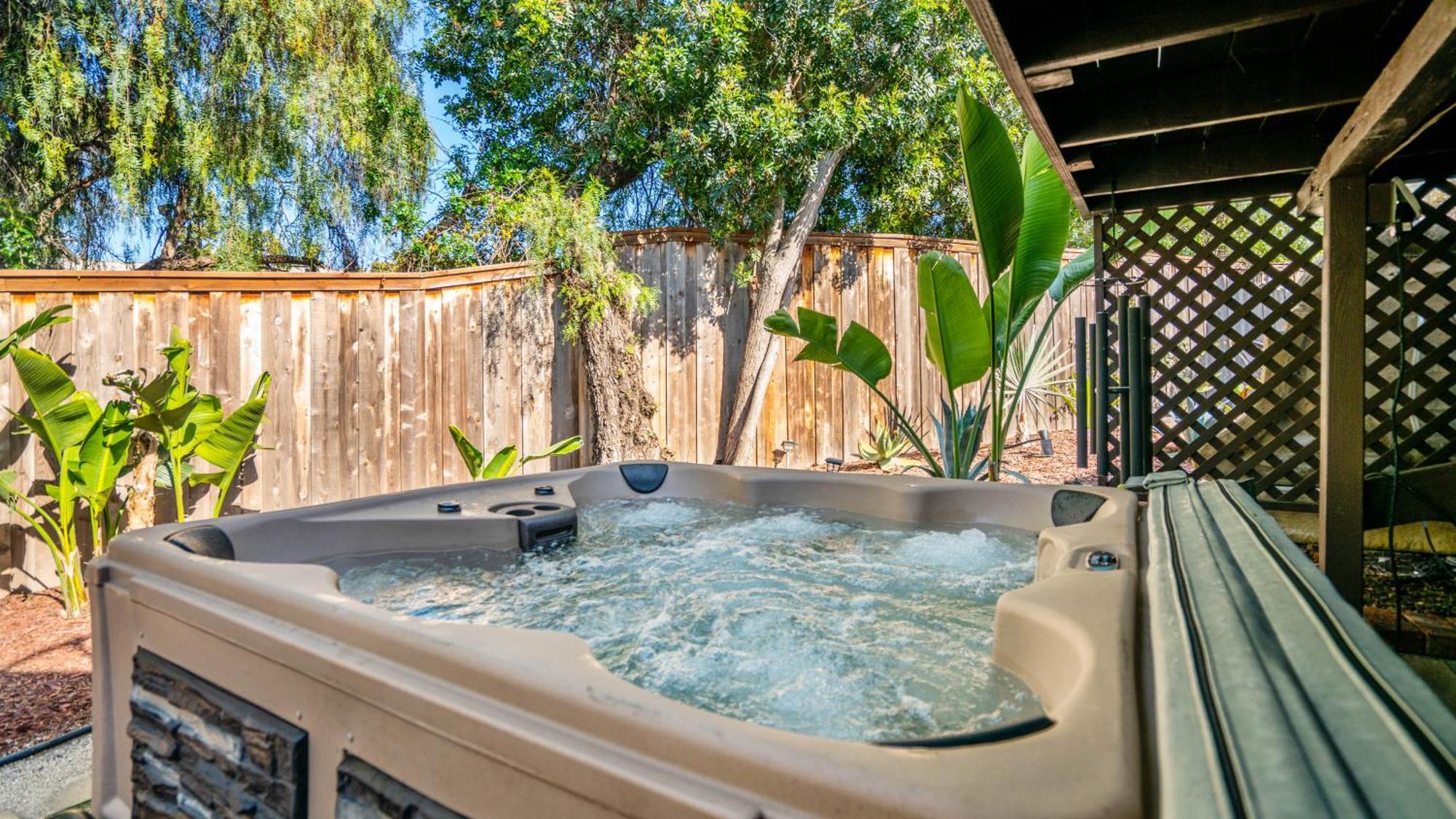 Chic Kensington - Hot Tub & Canyon Views Holiday home *