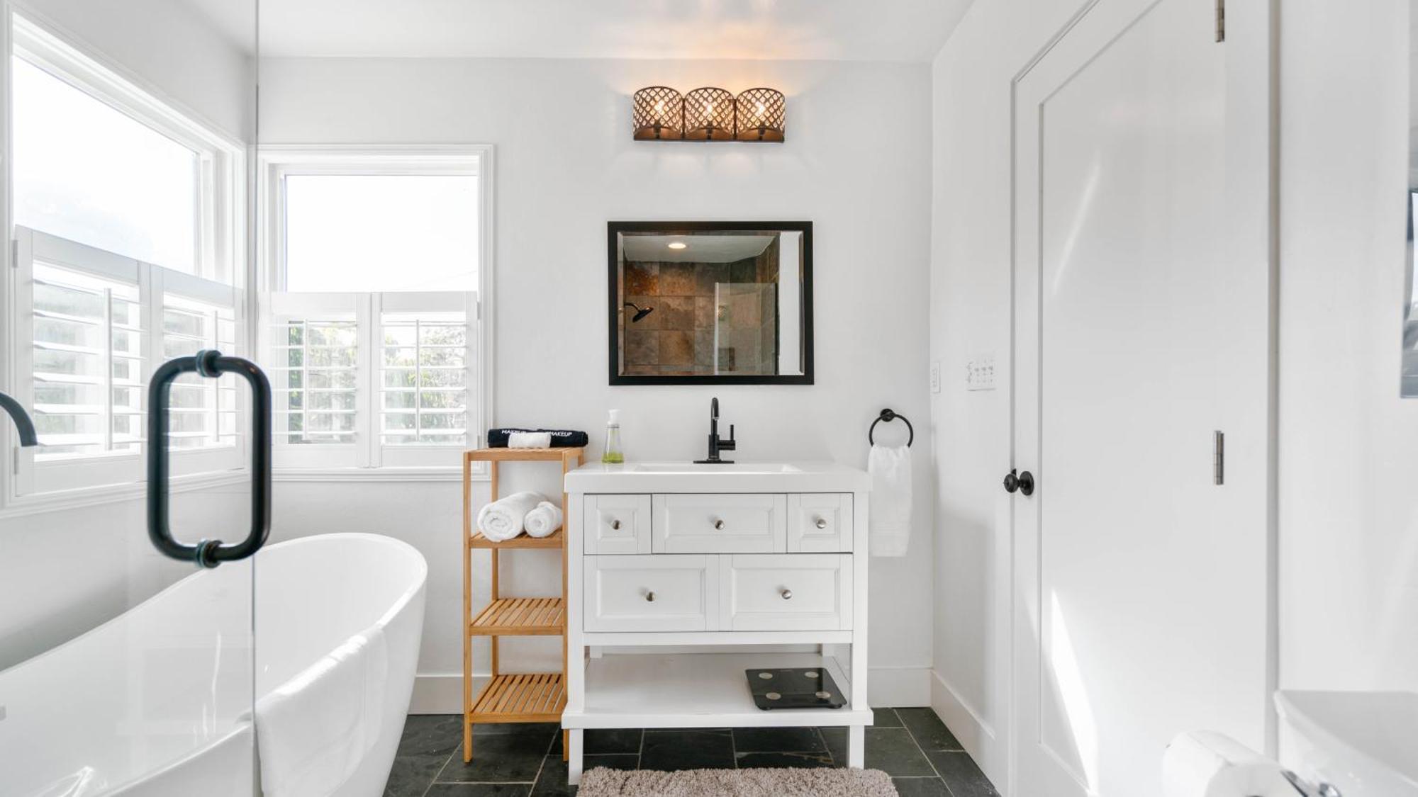 Chic Kensington - Hot Tub & Canyon Views Holiday home