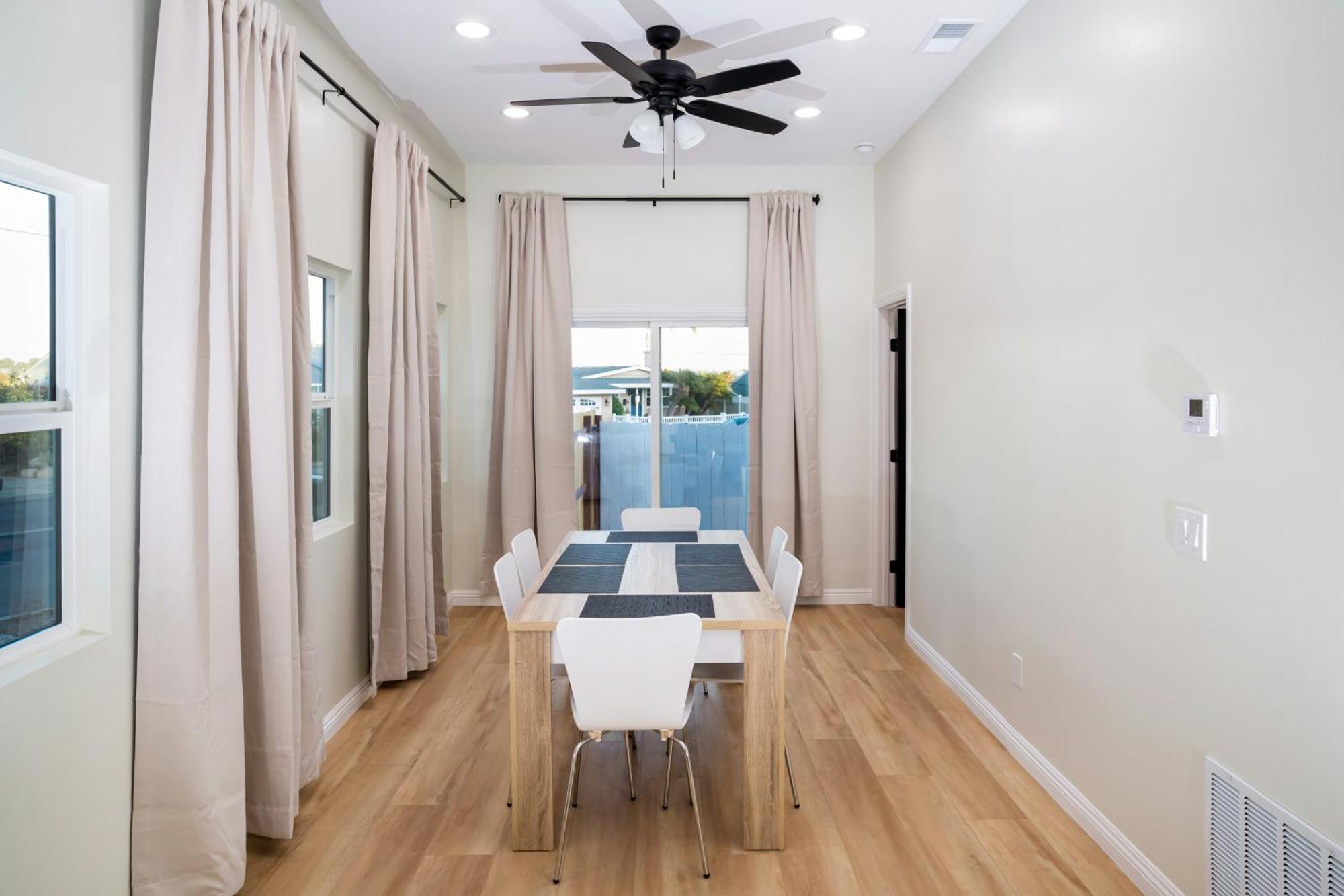 Lux Coastal Getaway, Brand New, Location Holiday home