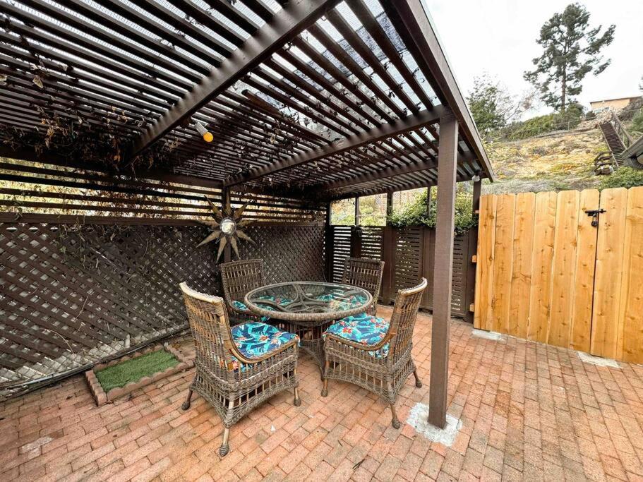 Sunny Retreat Huge Single Level With Large Yard *