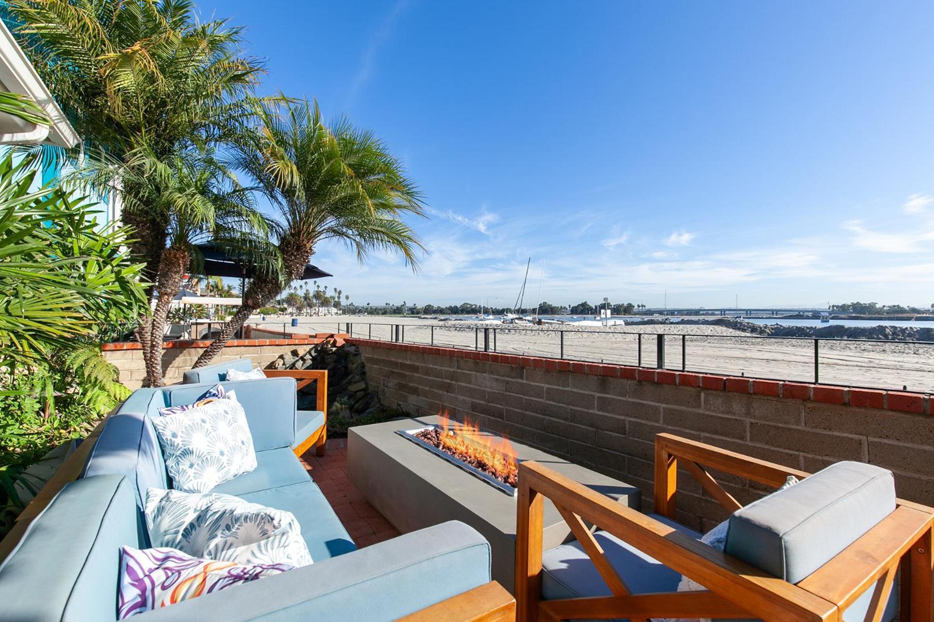 Bayfront Steps To The - Ultimate Coastal Living Apartment