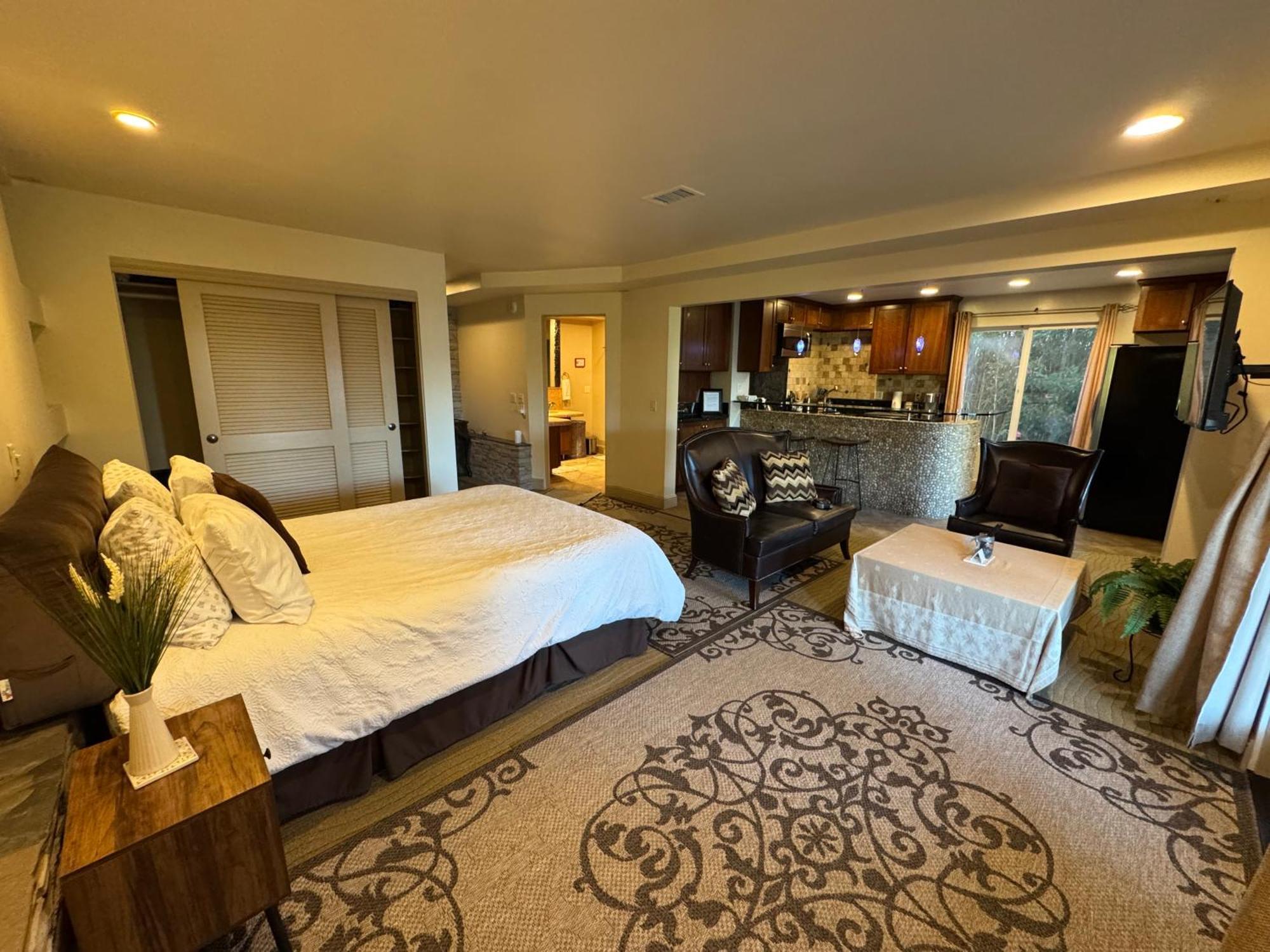 Apartment In Coastal Del Mar, California *
