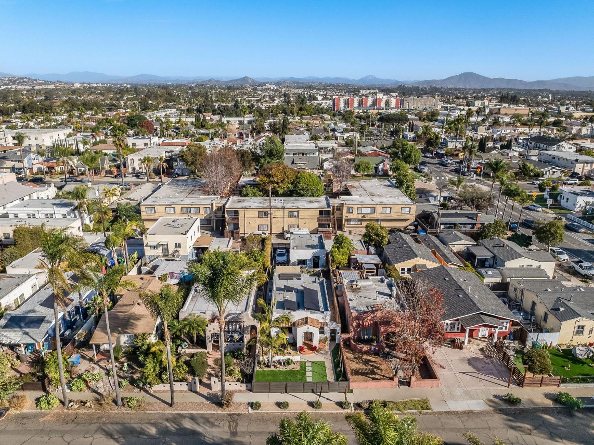 Navigate Laid-back Kensington Holiday home San Diego