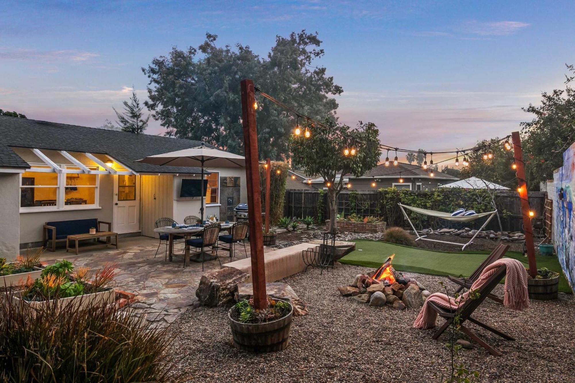 Cozy Coastal Hot Tub & Putting Сasa de vacaciones