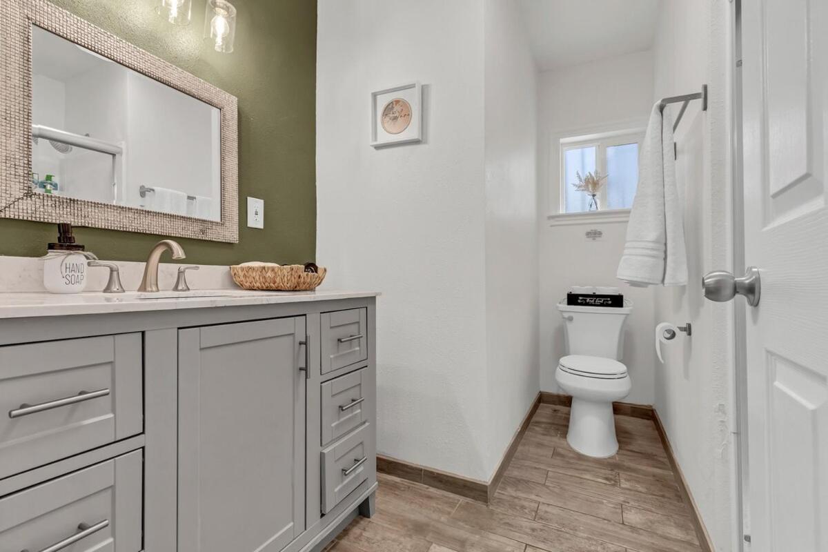 Artistic Haven Single Story Sanctuary With Murals Holiday home *