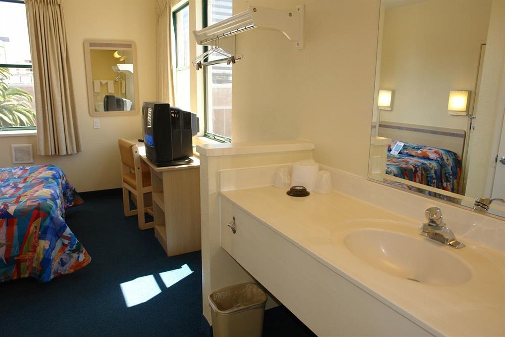 Hotel 6-san Diego, Ca - Downtown 2*