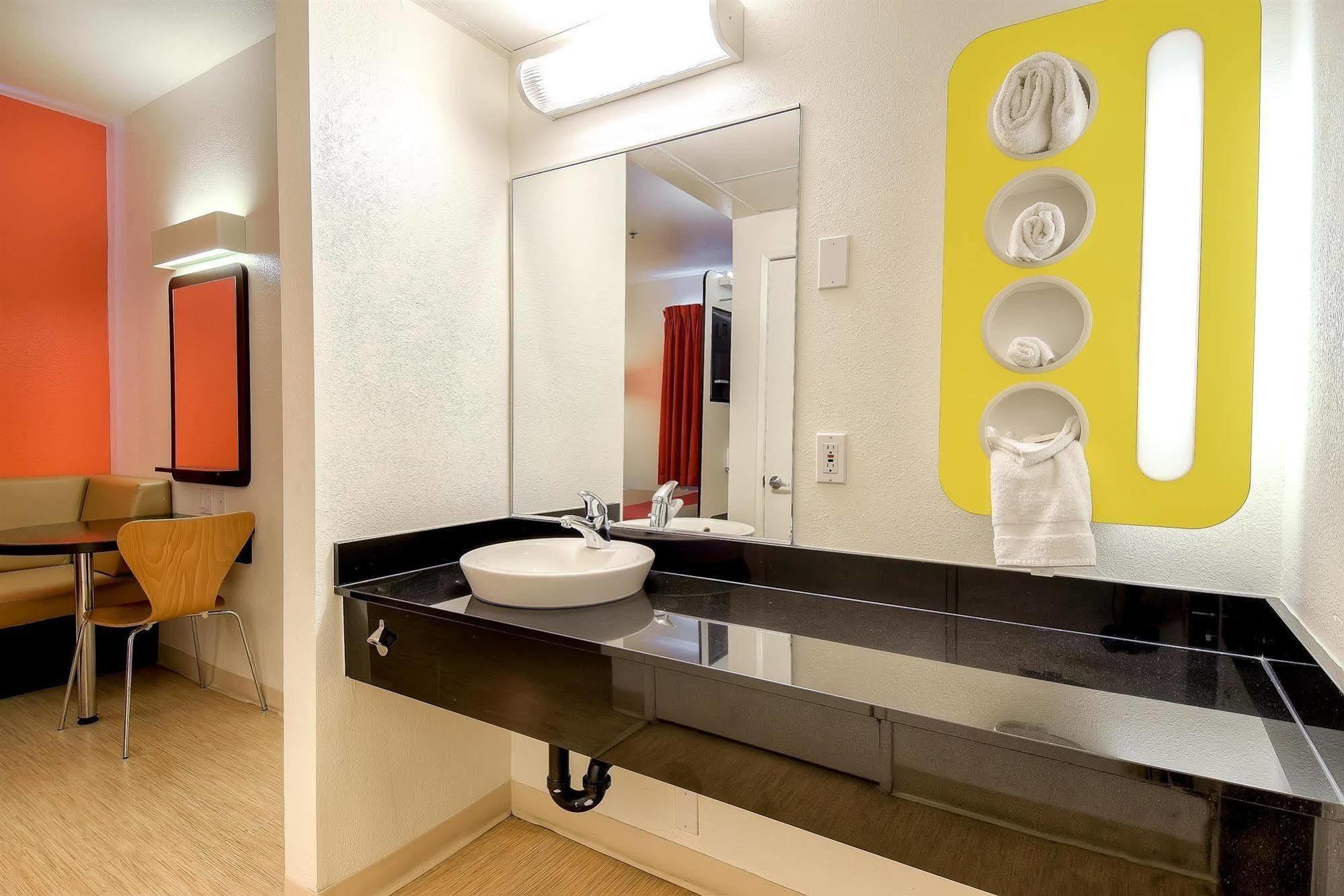 Hotel 6-san Diego, Ca - Downtown 2*