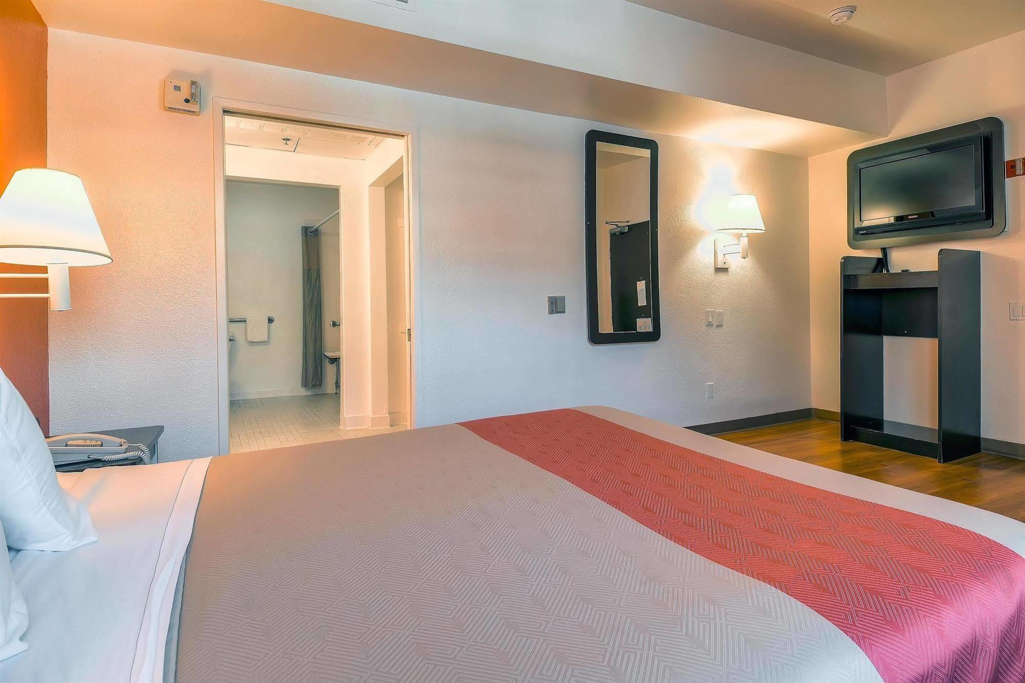 Hotel 6-san Diego, Ca - Downtown San Diego